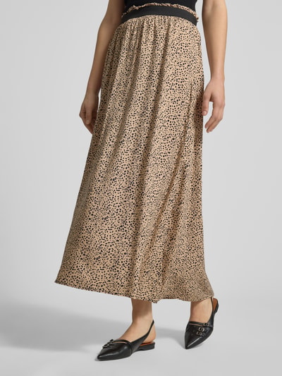 Frauenmodel trägt Ausgestellter Maxi-Rock aus reiner Viskose Modell 'VENEDIG' von Only, Optik:Allover-Animal-Muster, Popeline, Bundabschluss: elastisch, Ganzkörperansicht von vorne.