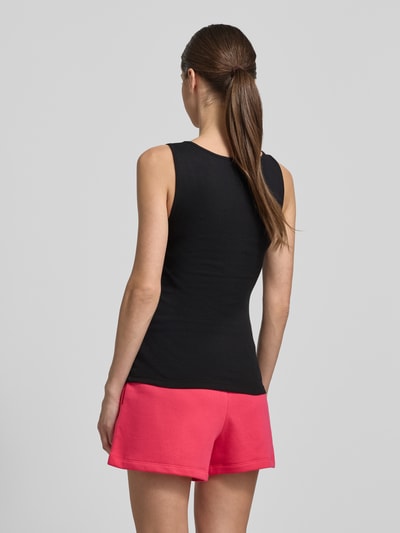 Frauenmodel trägt Slim Fit Top mit Logo-Print von GAP, schwarzer Baumwoll-Mix, Rundhalsausschnitt, Rückenlänge 58 cm, Ganzkörperansicht Rückansicht.