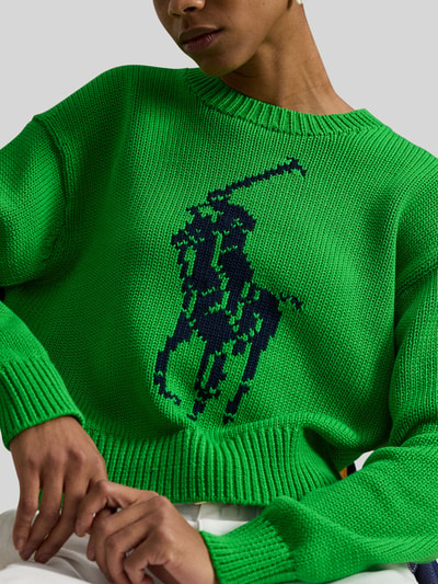 Frauenmodel trägt Regular Fit Strickpullover aus reiner Baumwolle von Polo Ralph Lauren in Two Tone Grün mit großer Pony-Intarsia, Nahaufnahme Oberkörper.