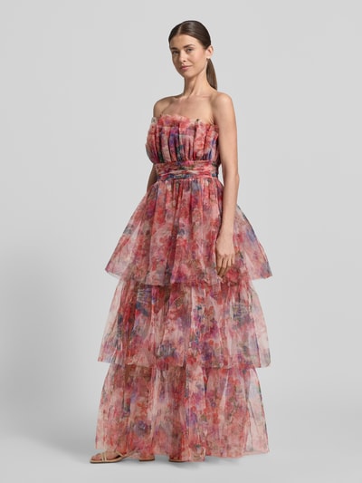 Frauenmodel trägt Maxikleid im Off-Shoulder-Look mit Taillenband von LACE & BEADS aus Tüll in A-Linie, Stufen-Look, florale Muster, Ganzkörperansicht von vorne. Rückenlänge bei Größe S 130 cm, Brustweite 36 cm.
