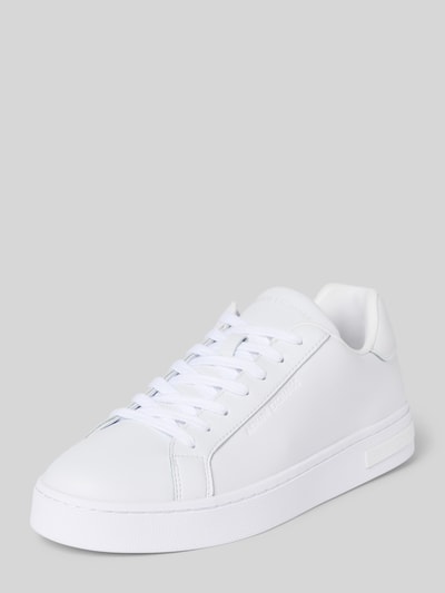 Produktfoto, Sneaker aus echtem Leder Modell 'Action' von ARMANI EXCHANGE in Weiß mit abgerundeter Passform, Logo-Detail, Schnürverschluss, Absatzhöhe 4 cm, Schafthöhe 9 cm, Schaftweite 9 cm, glatte Textur und klare Linien vor grauem Hintergrund.