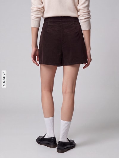 Frauenmodel trägt Regular Fit Short-Rock aus Baumwoll-Mix Modell 'ZEVA' von ONLY in Dunkelbraun, Cordstruktur, Ganzkörperansicht Rückansicht, KI-modifiziertes Bild.