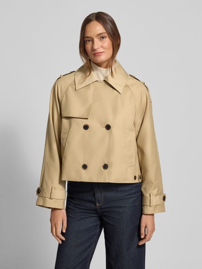 Frauenmodel trägt Regular Fit Jacke mit Viskose-Anteil Modell 'EPARZA' von ICHI in Beige mit Umlegekragen und Knopfleiste, Ganzkörperansicht von vorne. Material-Mix, Eingrifftaschen, kurze Rückenlänge, breite Schultern.