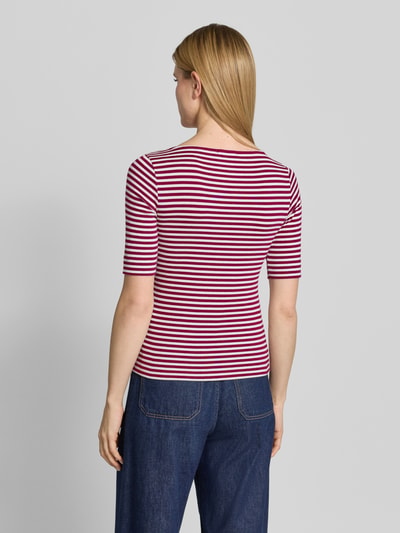 Frauenmodel trägt T-Shirt mit U-Boot-Ausschnitt und Label-Detail von Zero aus Baumwoll-Mix mit Stretch-Anteil, Rückansicht Ganzkörperansicht.