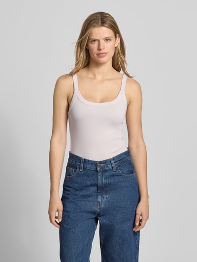 Vrouwenmodel draagt Trägertop in Ripp-Optik van Gina Tricot in slim fit, katoen-elastaanmix, rondhals, ribstructuur. Vooraanzicht bovenlichaam.