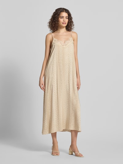 Frauenmodel trägt Midikleid aus Viskose-Elasthan-Mix Modell 'Alma' von OH APRIL in Beige mit A-Linie, Spitzenbesatz, Ganzkörperansicht von vorne.
