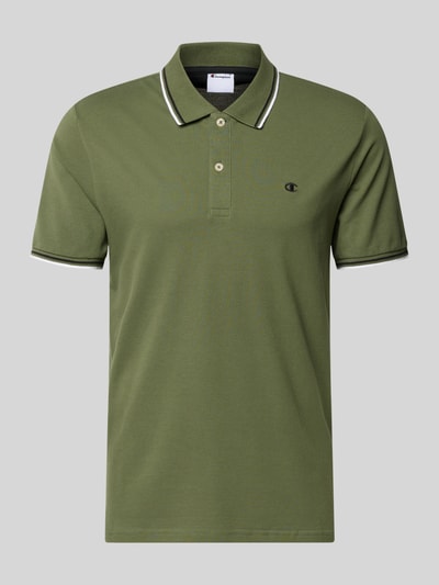 Produktfoto, Slim Fit Poloshirt mit Label-Stitching von CHAMPION aus reiner Baumwolle in Olivgrün mit Knopfleiste und weißem Kragenabschluss.