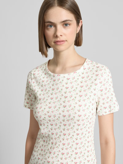 Frauenmodel trägt Damen T-Shirt von Pieces, Modell 'TURIEL', Optik:Allover-Muster, Slim-Fit, Rundhals, Rüschen, Ripp, Reine Baumwolle, Nahaufnahme Oberkörper.