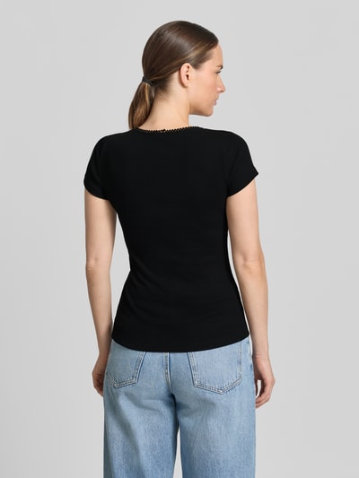 Frauenmodel trägt Damen T-Shirt mit Logo-Stitching von GAP aus schwarzem Baumwoll-Mix mit Stretch-Anteil, körpernahe Passform, Rundhalsausschnitt, Rückenlänge bei Größe S 57 cm, Ganzkörperansicht Rückansicht.