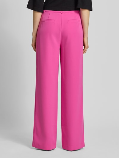 Frauenmodel trägt Wide Fit Hose Modell 'Jana' von GUIDO MARIA KRETSCHMER WOMAN in Pink, Material-Mix mit Stretch-Anteil, Paspeltaschen, Ganzkörperansicht Rückansicht.