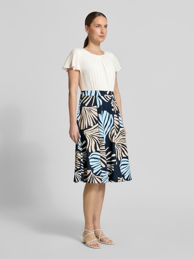 Frauenmodel trägt Tailliertes Freizeitkleid mit Taillenband von s.Oliver BLACK LABEL, Optik: Unifarben, Optik:Allover-Muster, Passform: Tailliert, Midi-Länge, Rundhals-Ausschnitt, Taillenband, Verschluss: Knopf, Öse, verdeckter Reißverschluss, Ärmelform: Kappärmel, feine Webstruktur, Farbkombination aus Creme, Dunkelblau, Beige und Hellblau, Ganzkörperansicht von vorne.