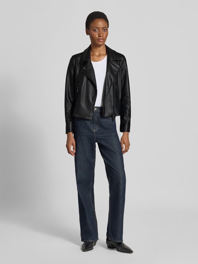 Frauenmodel trägt Jacke in Leder-Optik von Armani Exchange in Schwarz, weißes Shirt, blaue Jeans, Zweiwege-Reißverschluss, Gerade Passform, Ganzkörperansicht von vorne. Taillierte Damen Jacke mit Reverskragen, Reißverschlusstaschen, Rückenlänge 57 cm, Schulterbreite 39 cm, Brustweite 47 cm, Ärmellänge 60 cm.