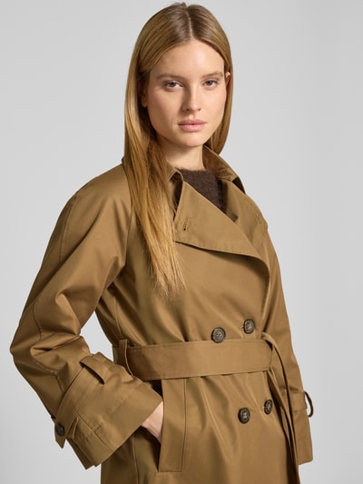 Kobiece modelka nosi Trencz mit Reverskragen und Bindegürtel von LUISA CERANO w kolorze brązowym, taliowany krój, 2-rzędowe zapięcie guzikowe, wiązany pasek, długość tyłu w rozmiarze 36: 97 cm, szerokość ramion: 37 cm, szerokość w rozmiarze 36: 50 cm, długość rękawów: 63 cm, tekstura gładka, półzbliżenie na górną część sylwetki.