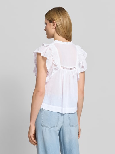 Vrouwenmodel draagt blouse met volants model 'Jayla' van Neo Noir, puur katoen, recht model, tuniekkraag, ruglengte maat 36: 56 cm, geheellichaamsaanzicht achteraan