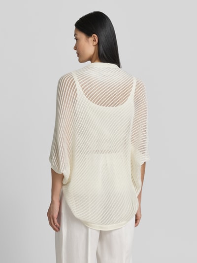 Frauenmodel trägt Relaxed Fit Cardigan aus Viskose-Mix mit Baumwoll-Anteil von s.Oliver BLACK LABEL, Optik: Unifarben, Struktur, Materialverarbeitung: Ajour-Strick, Ganzkörperansicht Rückansicht.