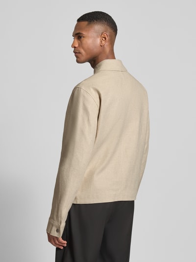 Męski model nosi Regular Fit Jacke mit Viskose-Anteil od JAKE*S STUDIO MEN, beżowa, materiał elastyczny, krój regular fit, widok z tyłu - całe ciało.