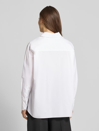 Frauenmodel trägt Regular Fit Bluse mit Volants Modell 'FALESIA' von Marella in Weiß, reine Baumwolle, Rückenansicht, Ganzkörperansicht Rückansicht.