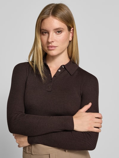 Kobiece model prezentuje Regular Fit Pullover aus reiner Wolle Modell 'Faelina' od BOSS, brązowy sweter o prążkowanej fakturze, Nahaufnahme Oberkörper, sweter damski od BOSS.