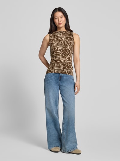 Vrouwenmodel draagt regular fit top uit puur katoen van Armedangels met bruin-beige zebraprint, dames top, full-body vooraanzicht.
