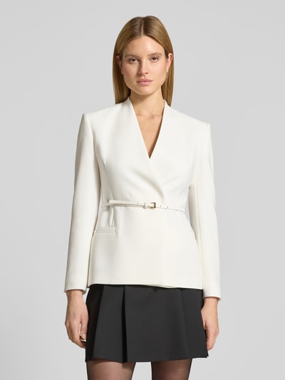 Kobieta nosi taillierter Blazer mit extra Gürtel Modell 'QUINOA' von Max Mara Studio, unifarbny, krój slim fit, długie rękawy, przód, zbliżenie na górną część ciała.