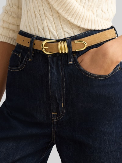 Frauenmodel trägt Gürtel aus echtem Leder mit metallischen Akzenten von Lauren Ralph Lauren, beige mit goldfarbenen Details an Jeans, Nahaufnahme Oberkörper.