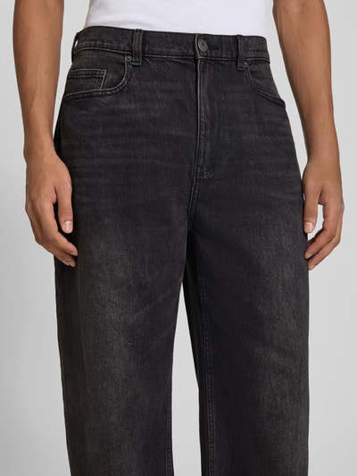 Mężczyzna nosi Baggy Jeans in schwarzer Waschung und klassischem 5-Pocket-Design von REVIEW, Mieszanka bawełny i elastanu, krój baggy, czarny, 5 kieszeni, zapięcie na guzik i zamek błyskawiczny, Szerokość w rozmiarze 32: 42 cm, Długość wewnętrzna nogawki w rozmiarze 32: 76 cm, zbliżenie na górną część spodni z przodu