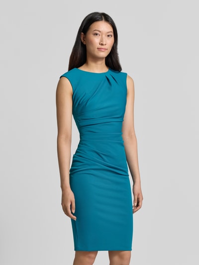 Frauenmodel trägt Cocktailkleid mit Raffungen von Rinascimento in Türkis, Material-Mix, taillierte Passform, Ganzkörperansicht von vorne.