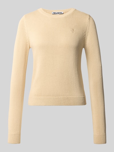 Produktfoto, Slim Fit Pullover aus reiner Baumwolle von REVIEW, Damenmodell, Strick-Optik in Beige, Logo-Stitching, glatte Textur