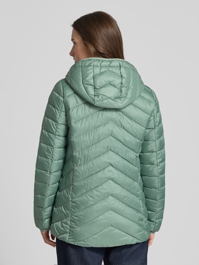 Frauenmodel trägt Regular Fit Steppjacke mit abnehmbarer Kapuze von s.Oliver RED LABEL in Mintgrün, unifarben, Ganzkörperansicht Rückansicht.