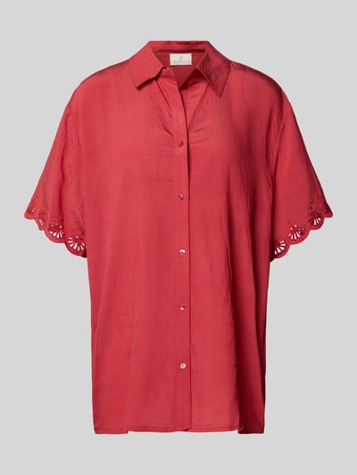 Produktfoto, Relaxed Fit Bluse mit Lochstickerei an den Ärmeln von WATERCULT, model 'CRAFTED ESSENTIALS', czerwony, kołnierzyk koszulowy, mieszanka wiskozy