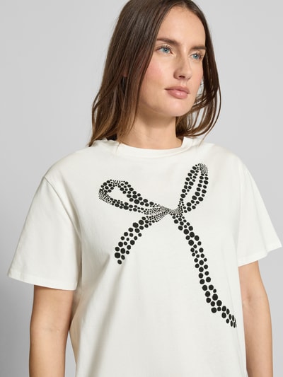 Frauenmodel trägt Oversized T-Shirt aus reiner Baumwolle von Tom Tailor Denim in Optik: Unifarben mit Motiv-Print, Rundhals, Kurzarm, Ganzkörperansicht von vorne.