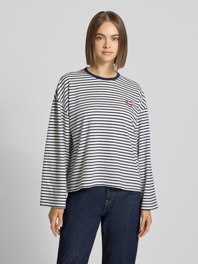 Frauenmodel trägt Relaxed Fit Sweatshirt mit Baumwoll-Anteil von REVIEW, Rundhalsausschnitt, Streifenmuster, Logo-Stitching, Nahaufnahme Oberkörper.
