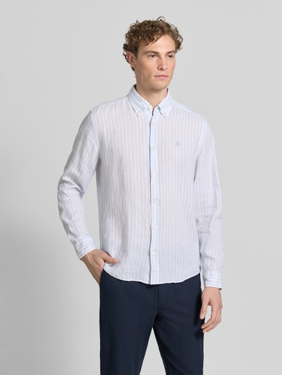Männermodel trägt Regular Fit Leinenhemd von BOSS in Two-Tone-Optik mit Logo-Stitching und Button-Down-Kragen, Ganzkörperansicht von vorne.