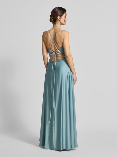 Frauenmodel trägt Abendkleid mit Perlen und V-Ausschnitt von Laona aus glänzendem blauem Satin, taillierter Maxikleid-Schnitt, Rückansicht Ganzkörperansicht.