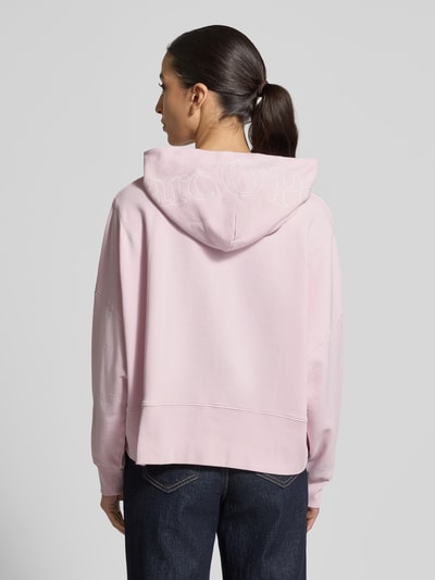 Vrouwenmodel draagt Relaxed Fit Hoodie aus reiner Baumwolle van Marc O'Polo in effen kleuren sweat met labelprint, capuchon, lange mouwen, geribde rompzoom; Ganzkörperansicht Rückansicht.