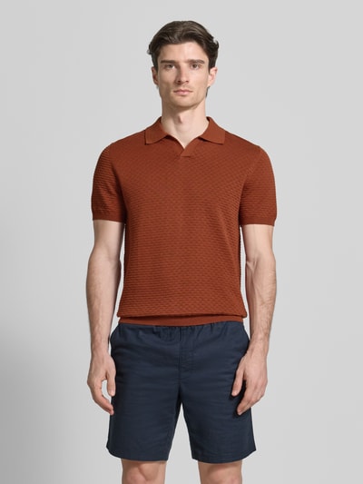 Männermodel trägt Poloshirt mit Gerippten-Abschlüssen von Antony Morato in Braun, Reine Baumwolle, Gerader-Schnitt, Polokragen, Ganzkörperansicht von vorne.