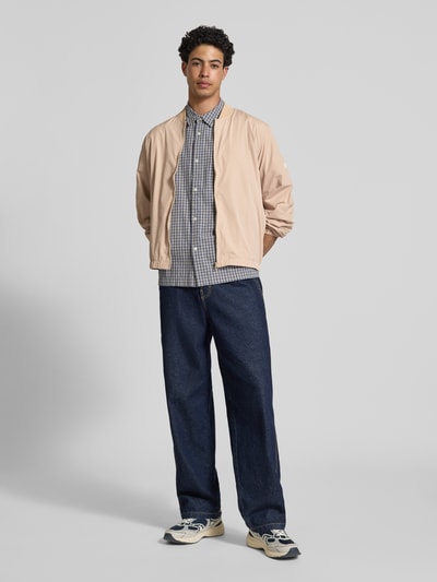 Mannelijk model draagt Regular Fit Bomberjacke mit College-Kragen Modell 'BELVEDERE' van Pepe Jeans, uni, label patch, zijzakken, lange mouw, elastische zoom, ritssluiting, volledige lichaamsvooraanzicht.