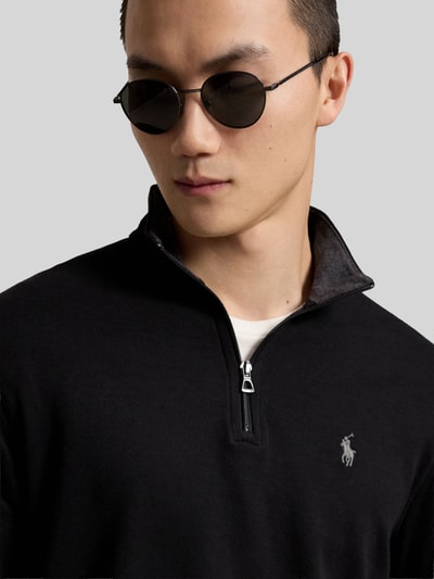 Männermodel trägt schwarzes Regular Fit Sweatshirt aus Baumwoll-Mix von Polo Ralph Lauren, feine Struktur, Nahaufnahme Oberkörper. Herren Sweatshirt von Polo Ralph Lauren.