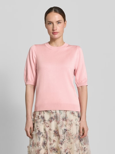 Kobiece model prezentuje Strickshirt mit Schluppe aus Chiffon von Zero, mieszanka wiskozy, dopasowany krój, prążkowane wykończenia, rękaw o dł. 1/2, długość tyłu w rozmiarze 36: 55 cm, długość rękawów: 30 cm, widok całej sylwetki z przodu.