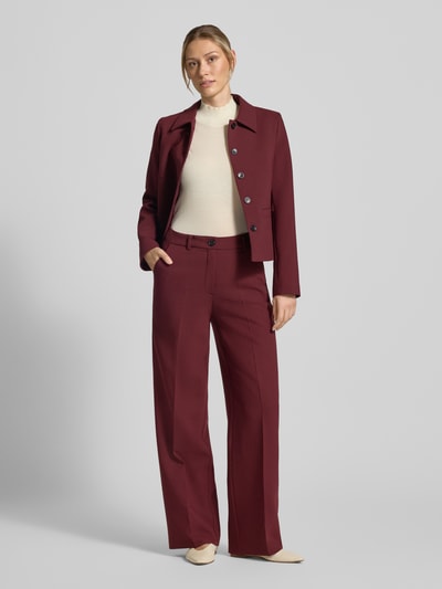 Vrouwenmodel draagt Hose mit Bügelfalten und Eingrifftaschen van MORE, bordeauxrood, met viscose, regular fit, persplooien, steekzakken, bandwijdte maat 36 41 cm, binnenbeenlengte maat 36 80 cm, full body vooraanzicht.