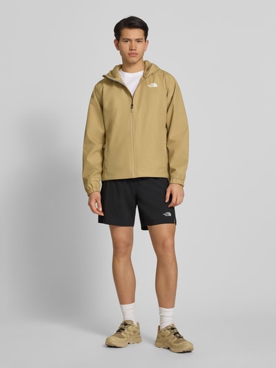 Männermodel trägt schwarze Regular Fit Shorts mit Eingrifftaschen von The North Face, elastischer Bund, Ganzkörperansicht von vorne.