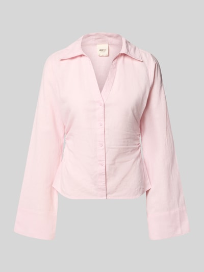 Produktfoto, Leinenbluse mit Bindegürtel und V-Ausschnitt von Gina Tricot in zartem Rosa, aus Leinen-Baumwoll-Mix, taillierter Schnitt, Kentkragen, Knopfleiste, Damen, Rückenlänge bei Größe S: 60 cm, Ärmellänge bei Größe S: 64 cm.