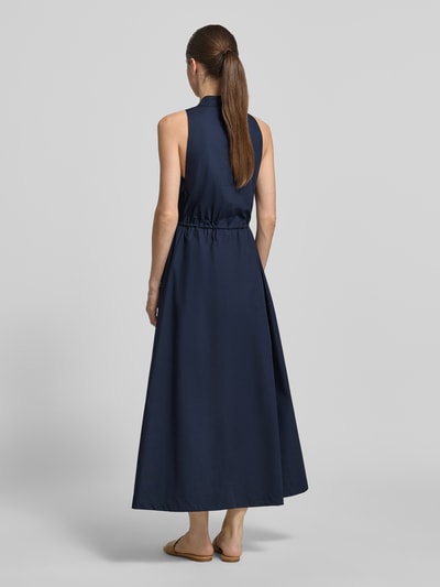 Frauenmodel trägt Midikleid aus Baumwolle mit Schnürung von Emporio Armani in Dunkelblau, A-Linie, Stehkragen, Ganzkörperansicht Rückansicht. Rückenlänge 125 cm, Brustweite 44 cm, verdeckte Knopfleiste, Reine Baumwolle.