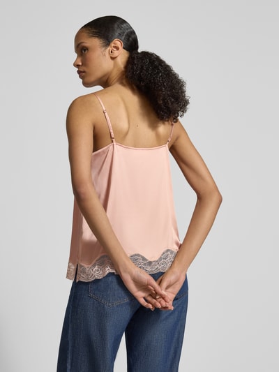 Modelka nosi Regular Fit Blusentop mit Spitzenbesatz von Jake*s Collection, satyna, koronka, półprzezroczysty, krój regular fit, widok od tyłu, ujęcie całej sylwetki