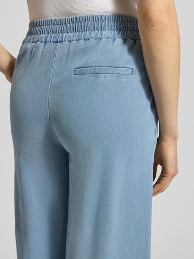 Frauenmodel trägt Wide Fit Jeans mit elastischem Bund Modell 'KATE' von ICHI, Baumwoll-Mix, hellblau, Detailaufnahme Rückansicht.
