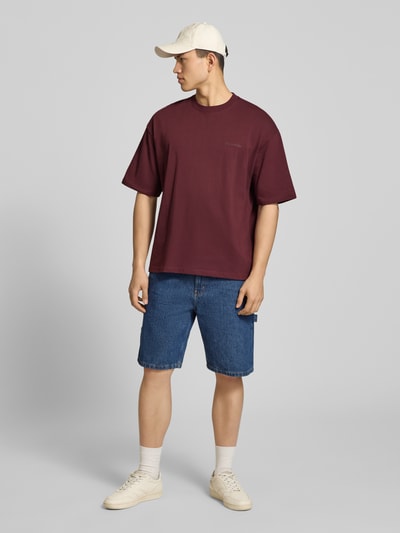 Männermodel trägt Oversized T-Shirt mit Logo und Rundhalsausschnitt von REVIEW, Herren T-Shirt aus Reine Baumwolle, Ganzkörperansicht von vorne.