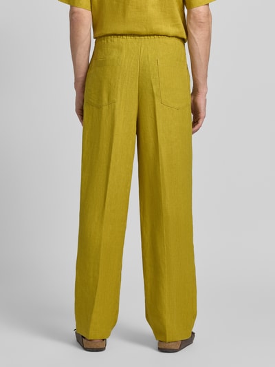 Männermodel trägt Relaxed Fit Leinenhose aus reinen Leinen von JAKE*S STUDIO MEN in Gelb, elastischer Bund, Gesäßtaschen, Ganzkörperansicht Rückansicht.