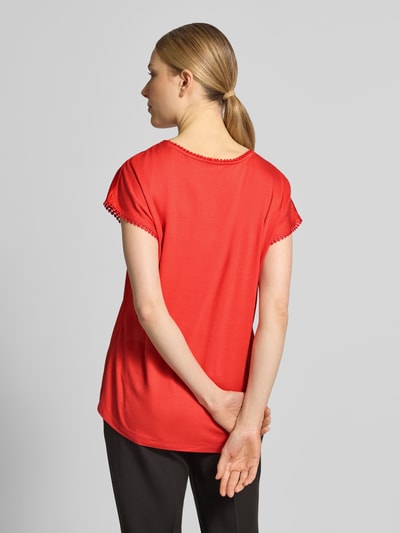 Frauenmodel trägt rotes T-Shirt aus Satin mit Häkelspitze von Christian Berg Woman, Regular Fit, Ganzkörperansicht Rückansicht.
