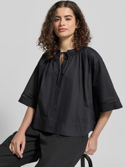 Frauenmodel trägt Cropped Boxy Fit Bluse mit Schnürung von JAKE*S STUDIO WOMAN aus reiner Baumwolle, schwarz, Schlüsselloch-Ausschnitt, Nahaufnahme Oberkörper.