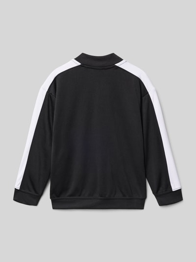 Jongen draagt sweatjack met print van Blue Seven in zwart-wit, los model, ritssluiting, elastische boorden, print, rugaanzicht.